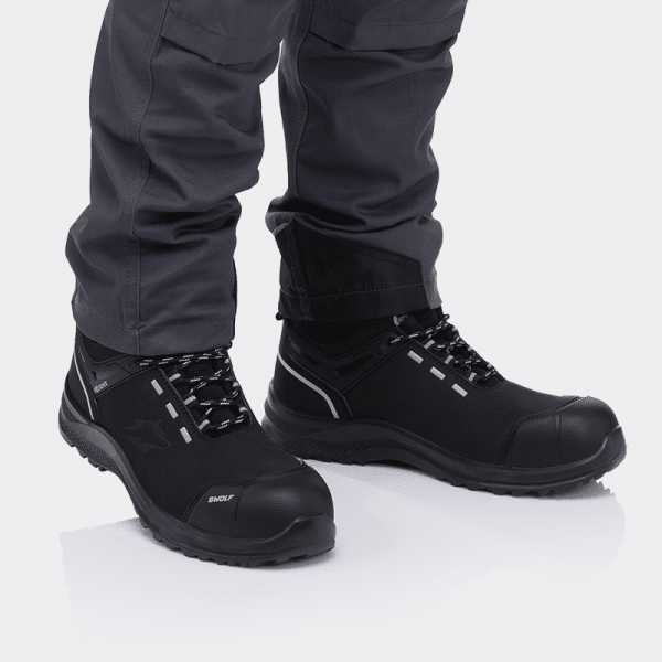 Hi work shoes with a toe cap DEFENDER HI S3S